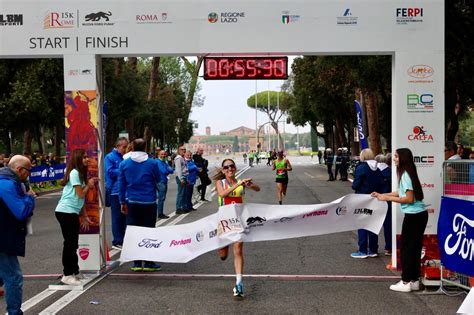 Gruppo di donne che taglia il traguardo di una corsa