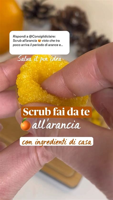 Ingredienti per uno scrub allo zucchero disposti su un piano di lavoro
