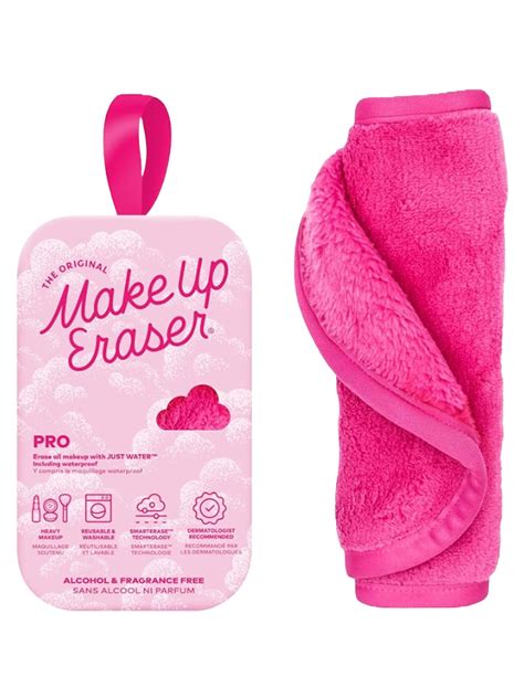 mani che utilizzano un panno struccante in microfibra