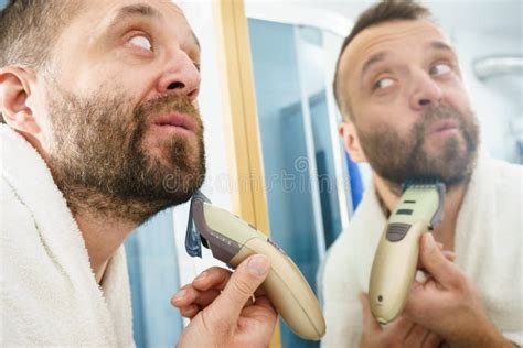 Uomo che si rade con cura