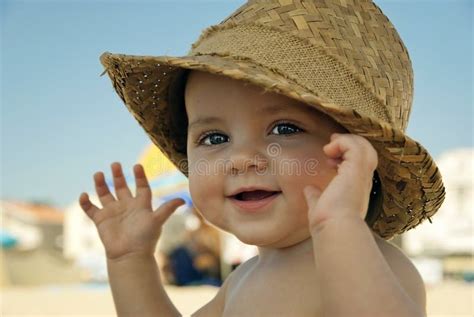 bambino con cappello in spiaggia