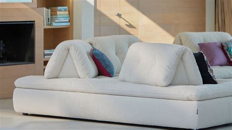 Supporto metallico elegante per un divano Roche Bobois