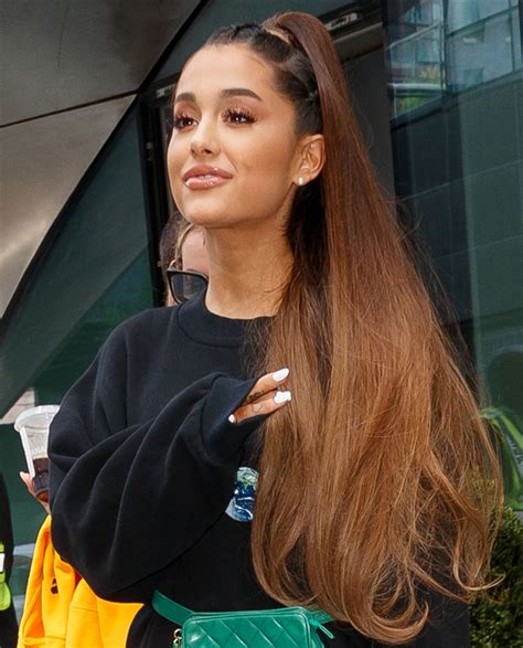 Ariana Grande con capelli scuri