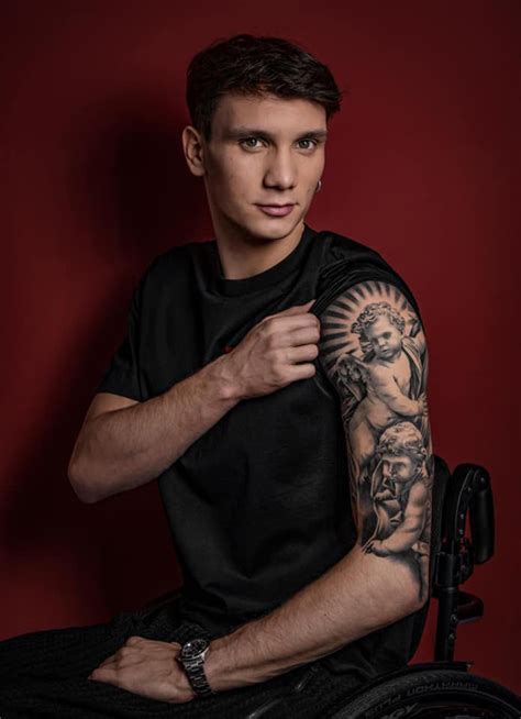 Manuel Bortuzzo con un tatuaggio sul collo