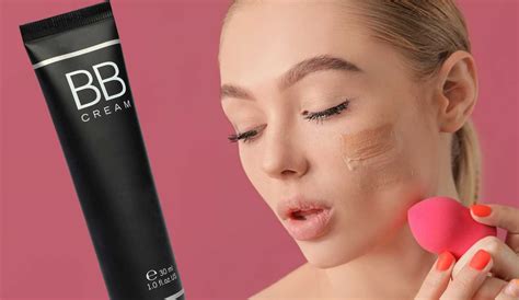 Donna che applica BB cream