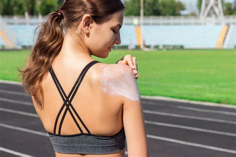 Donna che applica autoabbronzante