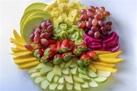 Vassoio con frutta fresca e acqua