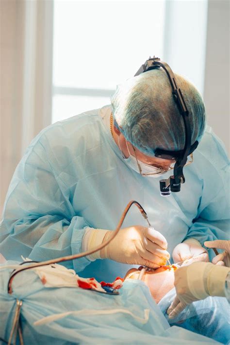 chirurgo plastico che visita un paziente