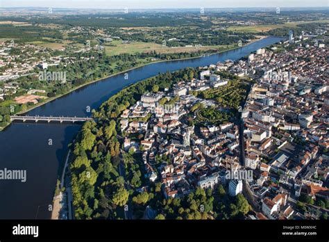 Panorama di Vichy con il fiume Allier e gli edifici storici