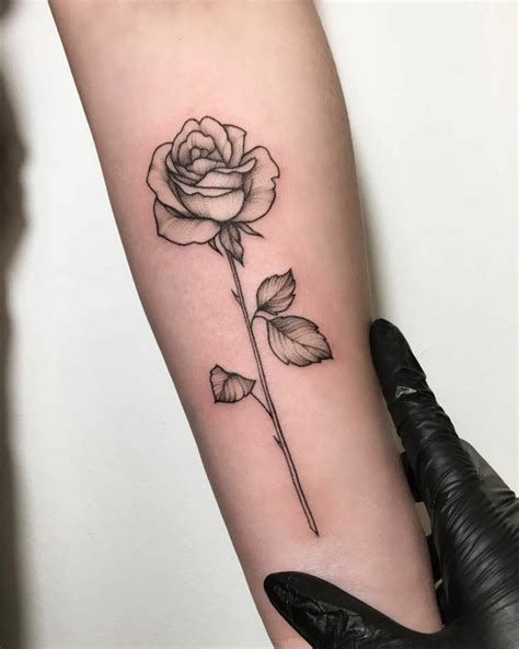 Tatuaggio di una rosa stilizzata che copre una cicatrice sul petto