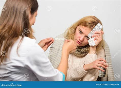 Medico che interroga un paziente riguardo ai sintomi articolari