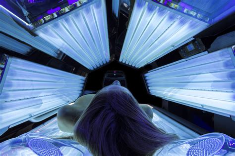 Lettino abbronzante ibrido in un ambiente spa di lusso