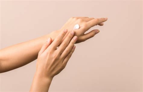 mani curate con crema idratante