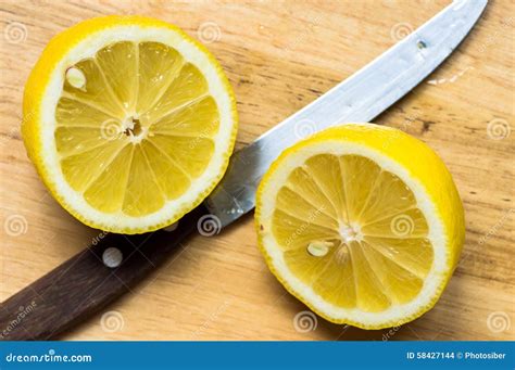 Limone tagliato a metà con gocce di succo