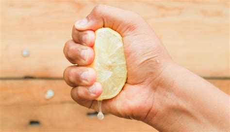 Un limone fresco spremuto in una ciotola