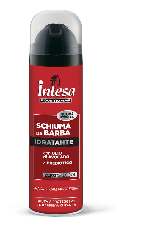 Donna che applica schiuma da barba sul viso