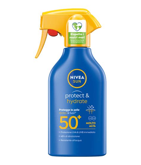 Ragazza che si abbronza sulla spiaggia con una crema solare NIVEA