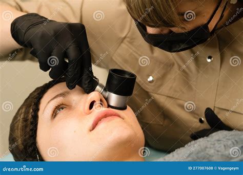 Dermatologo che esamina la pelle con dermatoscopio