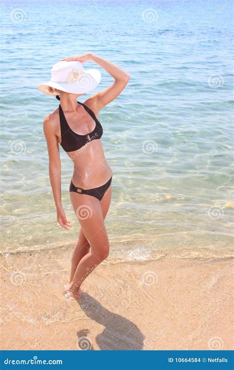 persona abbronzata in bikini