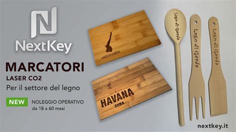 Marcatura laser CO2 su un pezzo di legno di ciliegio