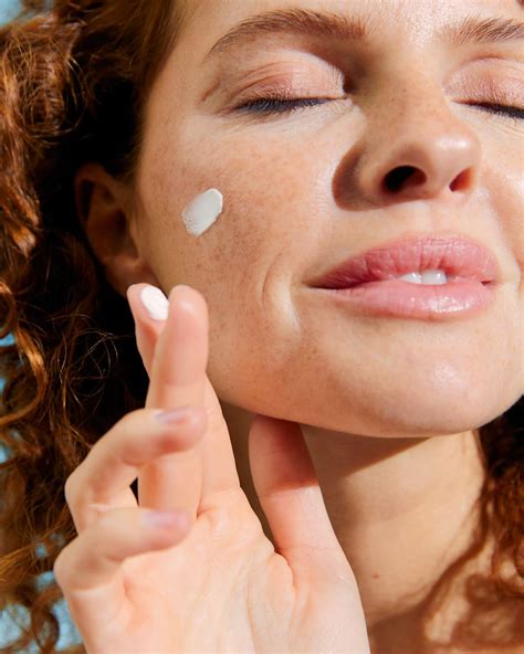 Diagramma che illustra i benefici di una BB cream: idratazione, protezione solare, correzione imperfezioni.