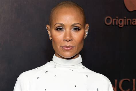 Immagine di Jada Pinkett Smith con la testa rasata, che mostra sicurezza e stile