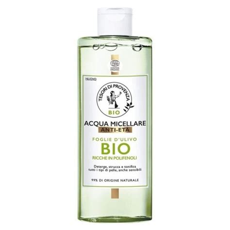 Diverse bottiglie di acqua micellare bio in esposizione in un negozio di cosmetici naturali