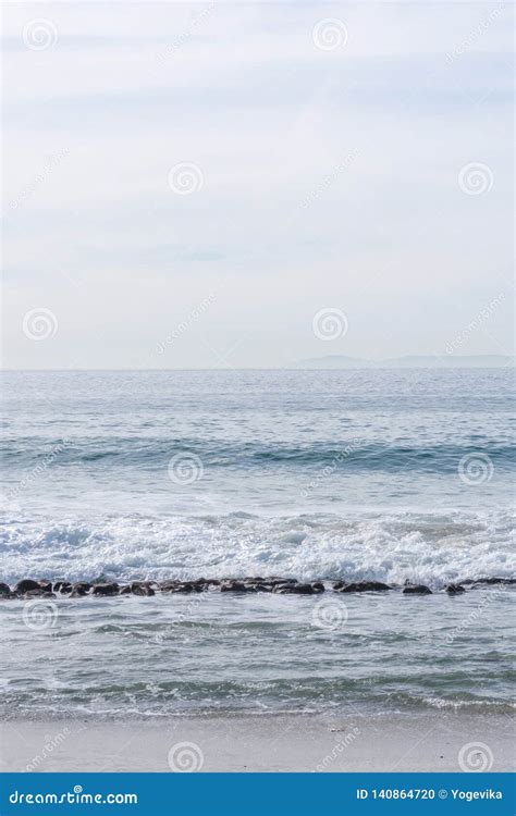 Surfista in un giorno nuvoloso con onde