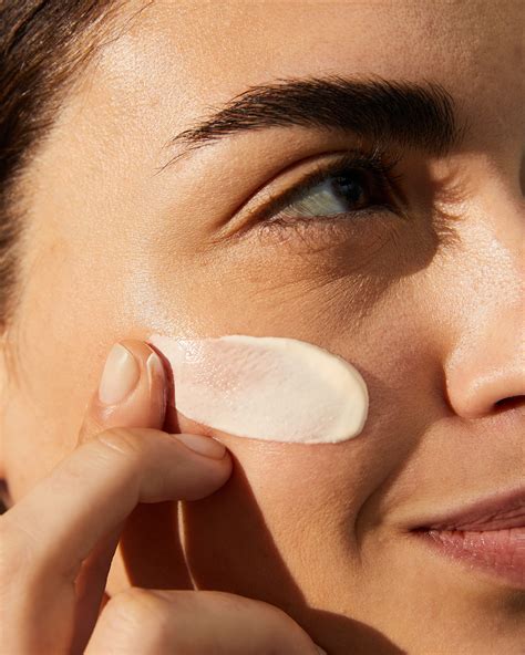 Persona che applica una crema idratante dopo una giornata al mare