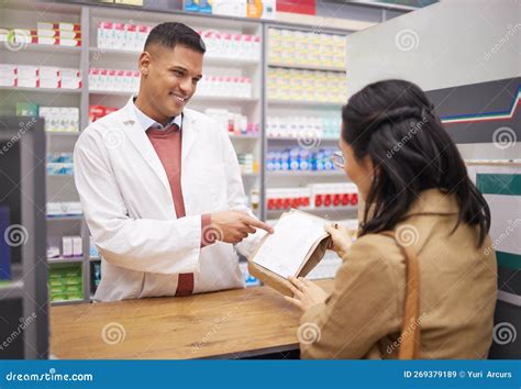 Farmacista che prepara un medicinale