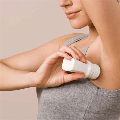 Donna che applica deodorante roll-on