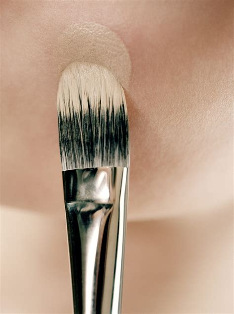 Close-up di un pennello da trucco che raccoglie fard