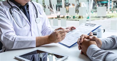 Medico che discute con un paziente