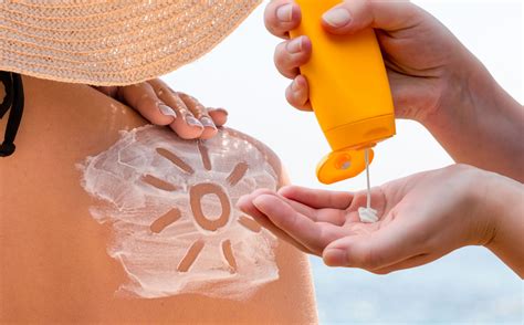 Famiglia che applica la protezione solare prima di andare in spiaggia