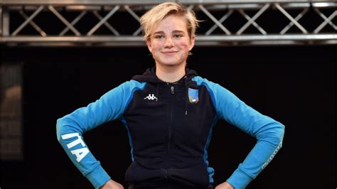 Bebe Vio in posa con la sua divisa da scherma