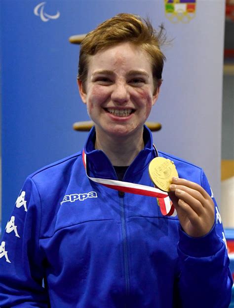 Bebe Vio in azione durante una competizione di scherma paralimpica