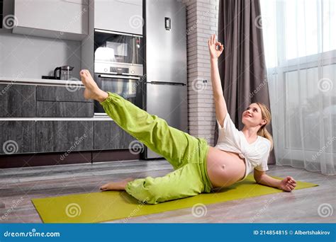 Immagine di una donna incinta che solleva le gambe