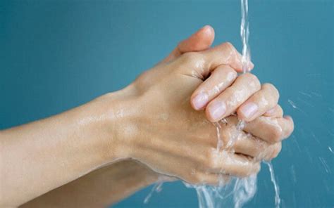 mani che si lavano