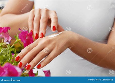 mani in primo piano con crema