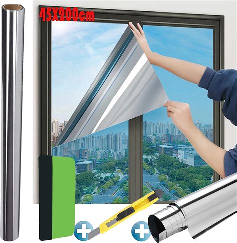 Tecnico che applica pellicola oscurante su un finestrino