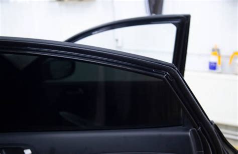 SUV nero con vetri posteriori oscurati