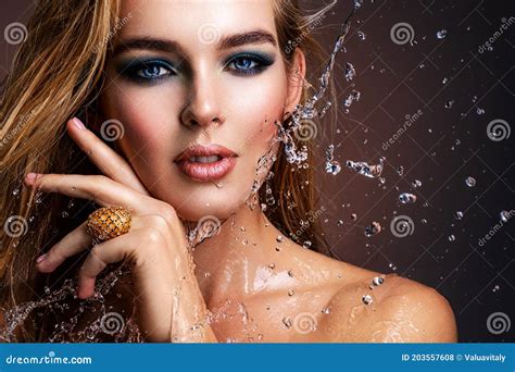 viso di donna con gocce d'acqua