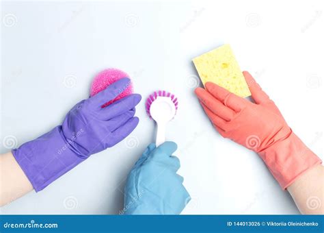 Uomo che indossa guanti protettivi durante la pulizia della casa