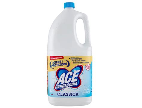Bottiglie di detergenti per la casa, tra cui una di candeggina