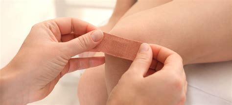 Dermatologo che applica un cerotto per un patch test su un paziente