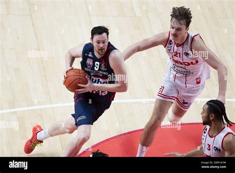 Carlton Myers in azione durante una partita di basket