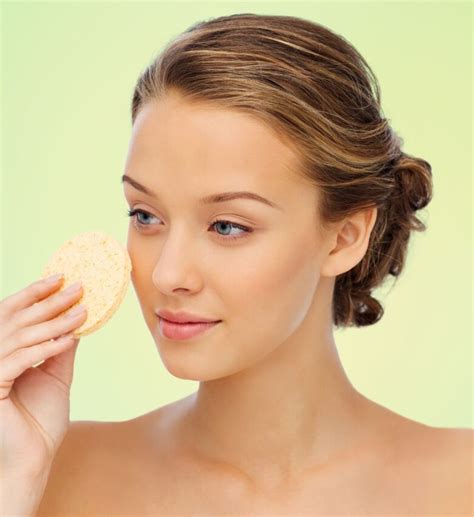 Donna che utilizza un disco esfoliante sul viso