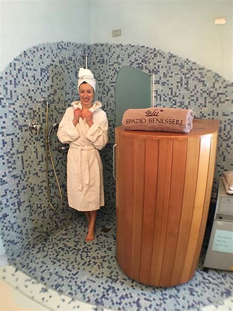 Donna che fa un bagno di vapore al viso