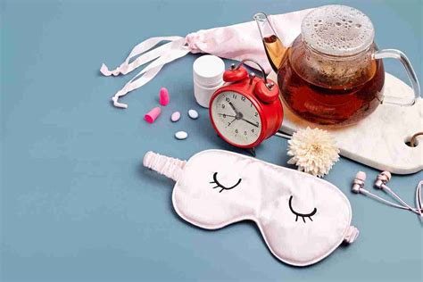 Infografica che confronta i benefici dei rimedi naturali e dell'isotretinoina