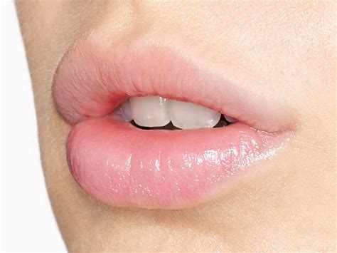 Primo piano di labbra idratate e leggermente colorate